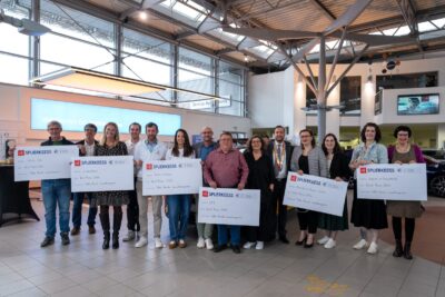 Remise d'un chèque à l'occasion de la Duck Race – Photo de groupe des associations