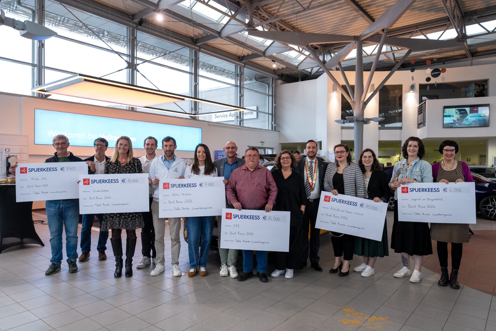 Remise d'un chèque à l'occasion de la Duck Race – Photo de groupe des associations