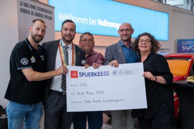 Remise d'un chèque à l'occasion de la Duck Race - la Fondation EPI et la Round Table Luxembourg